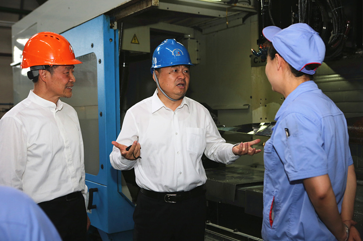 郝鹏与royal皇家88集团一线生产职员深入交流